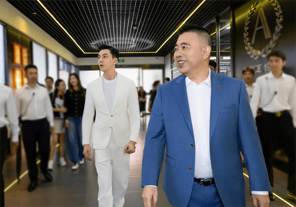 工艺惊艳亮相 硬核工厂秒变时尚秀场AG旗舰厅·(中国)网站奥康舒适(图1)