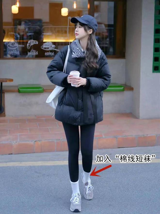 的这两双休闲单鞋就很适合我们普通大众AG旗舰厅娱乐平台这两位素人博主穿(图3)